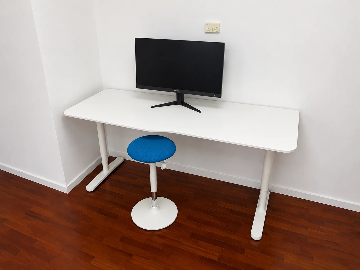 IKEA BEKANT desk 160 x 80 cm, white, height set by hand with an Allen key 65 to 85 cm, a sitting desk not a standing desk, photo 1