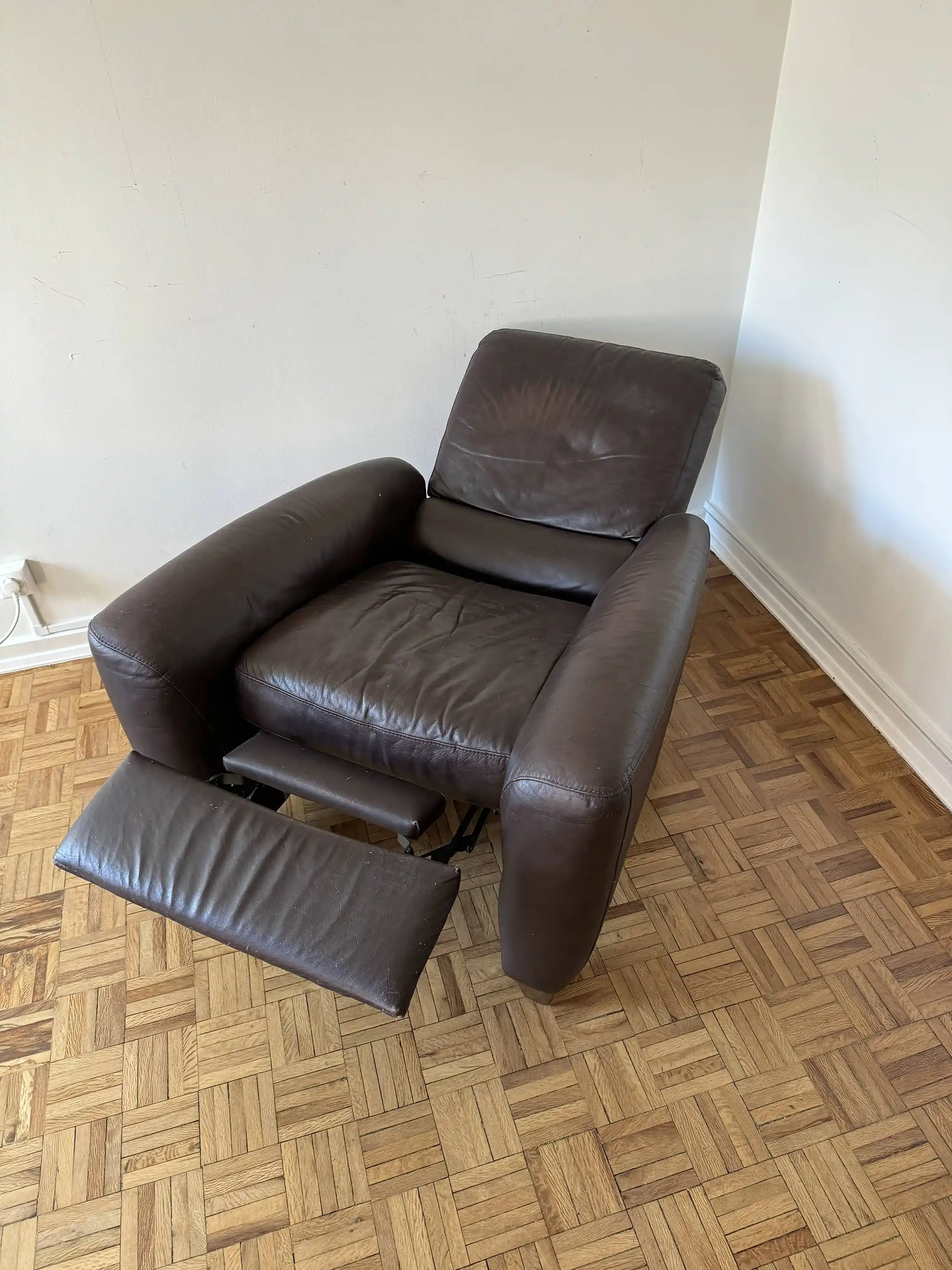 Leather recliner armchair, manual, with extending footrest and a long reclined position (cadeirao relax reclinavel)