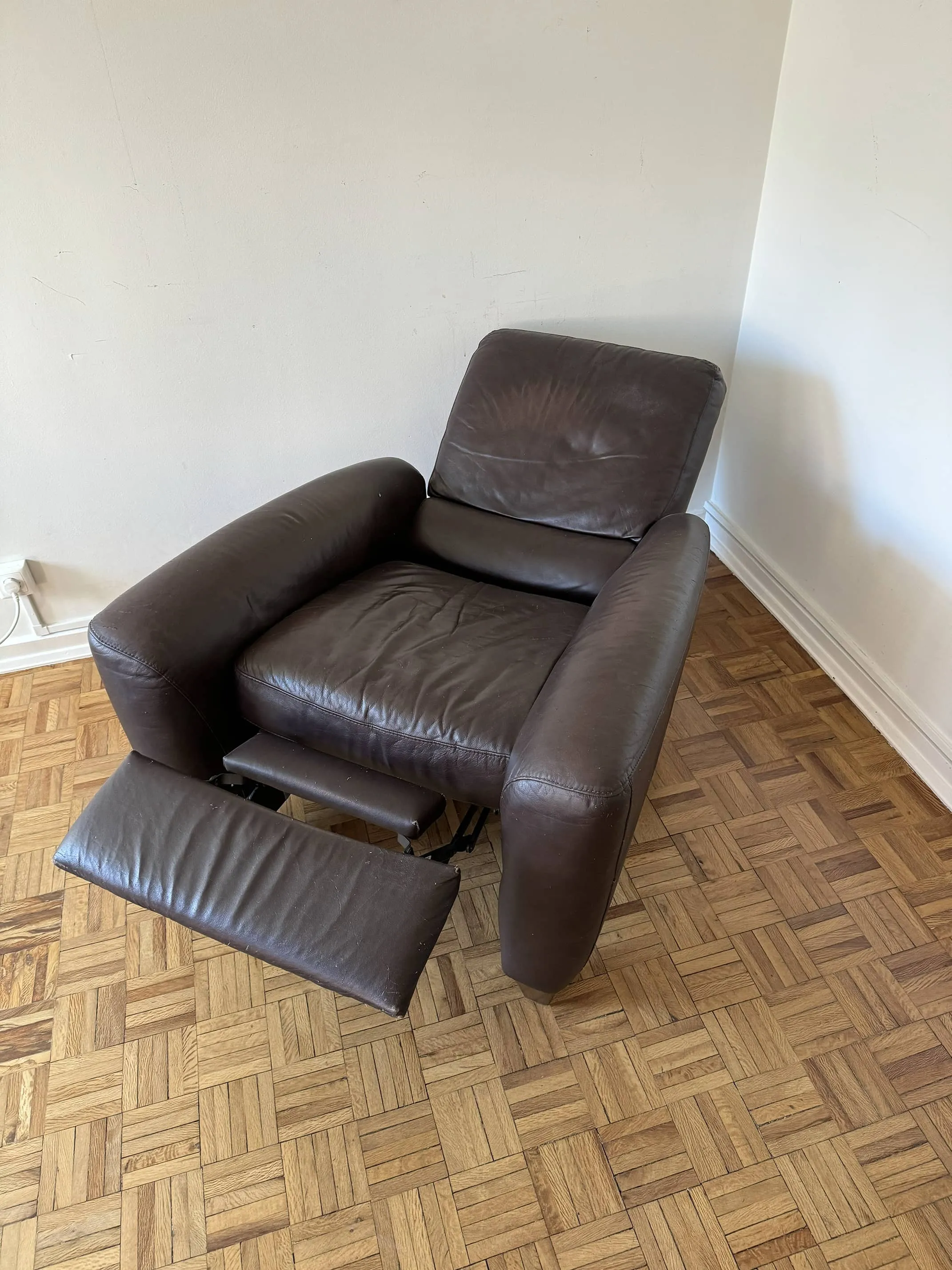 Leather recliner armchair, manual, with extending footrest and a long reclined position (cadeirao relax reclinavel), photo 1