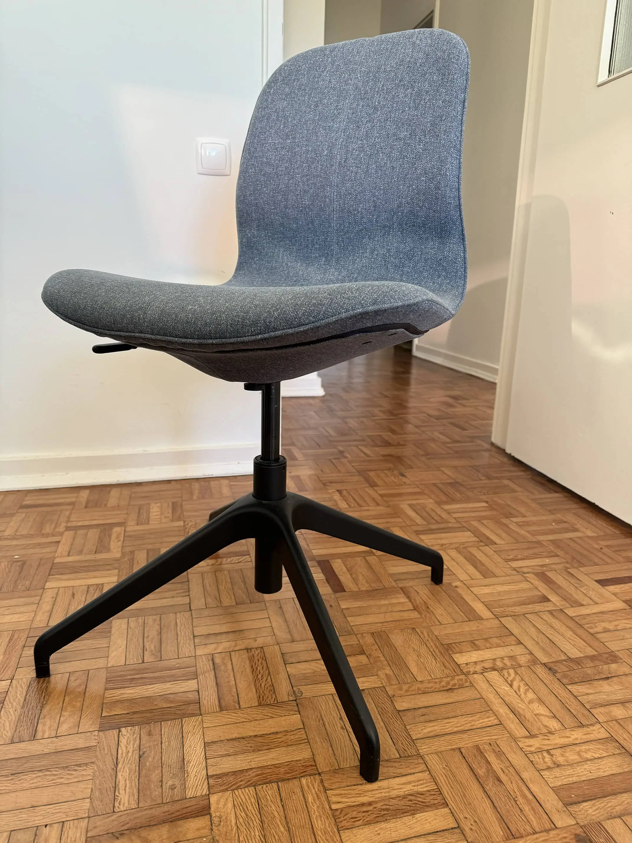 2 x blue office chair, adjustable height, reclines, price is per chair, take one or both