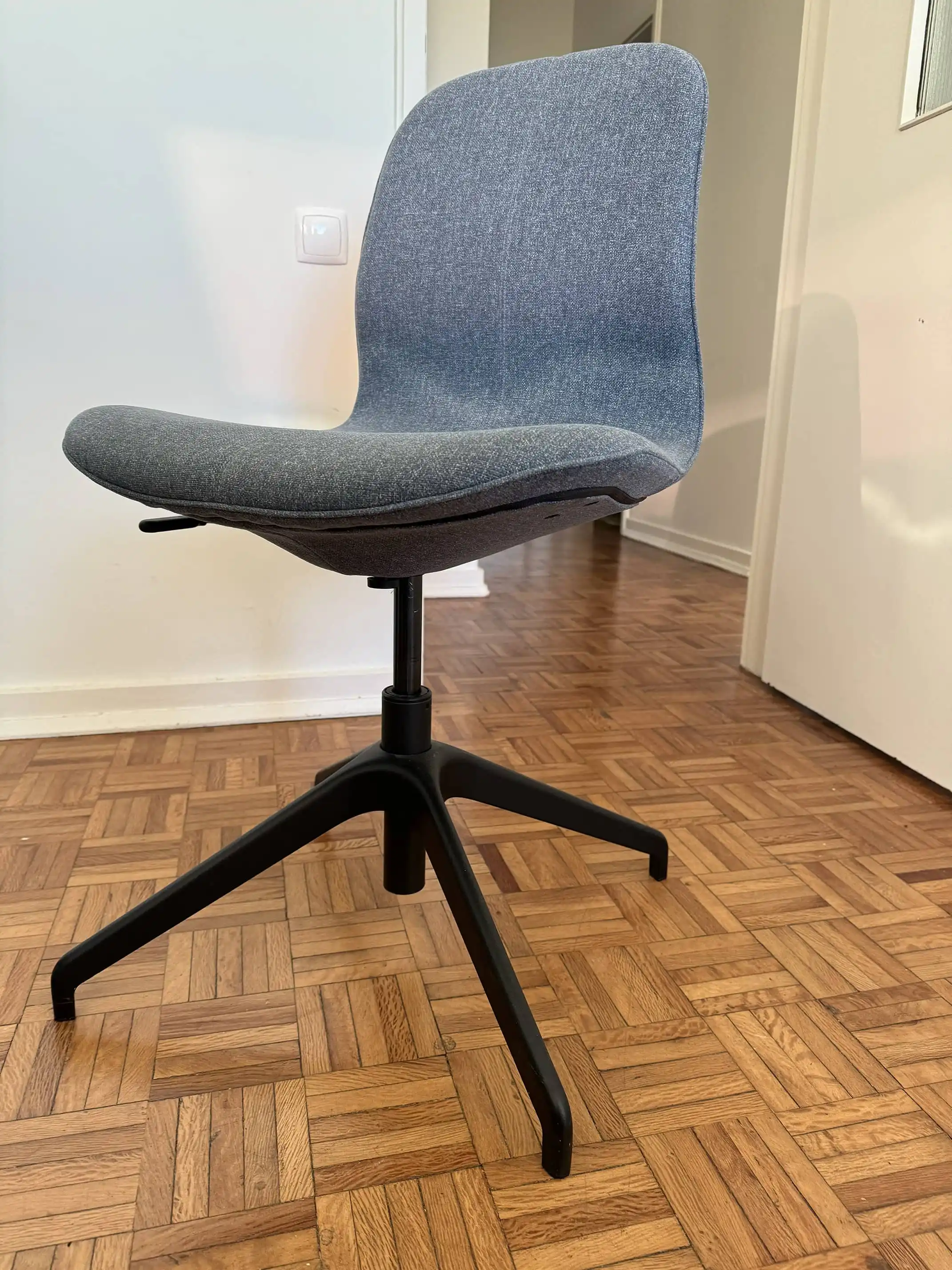 2 x blue office chair, adjustable height, reclines, price is per chair, take one or both