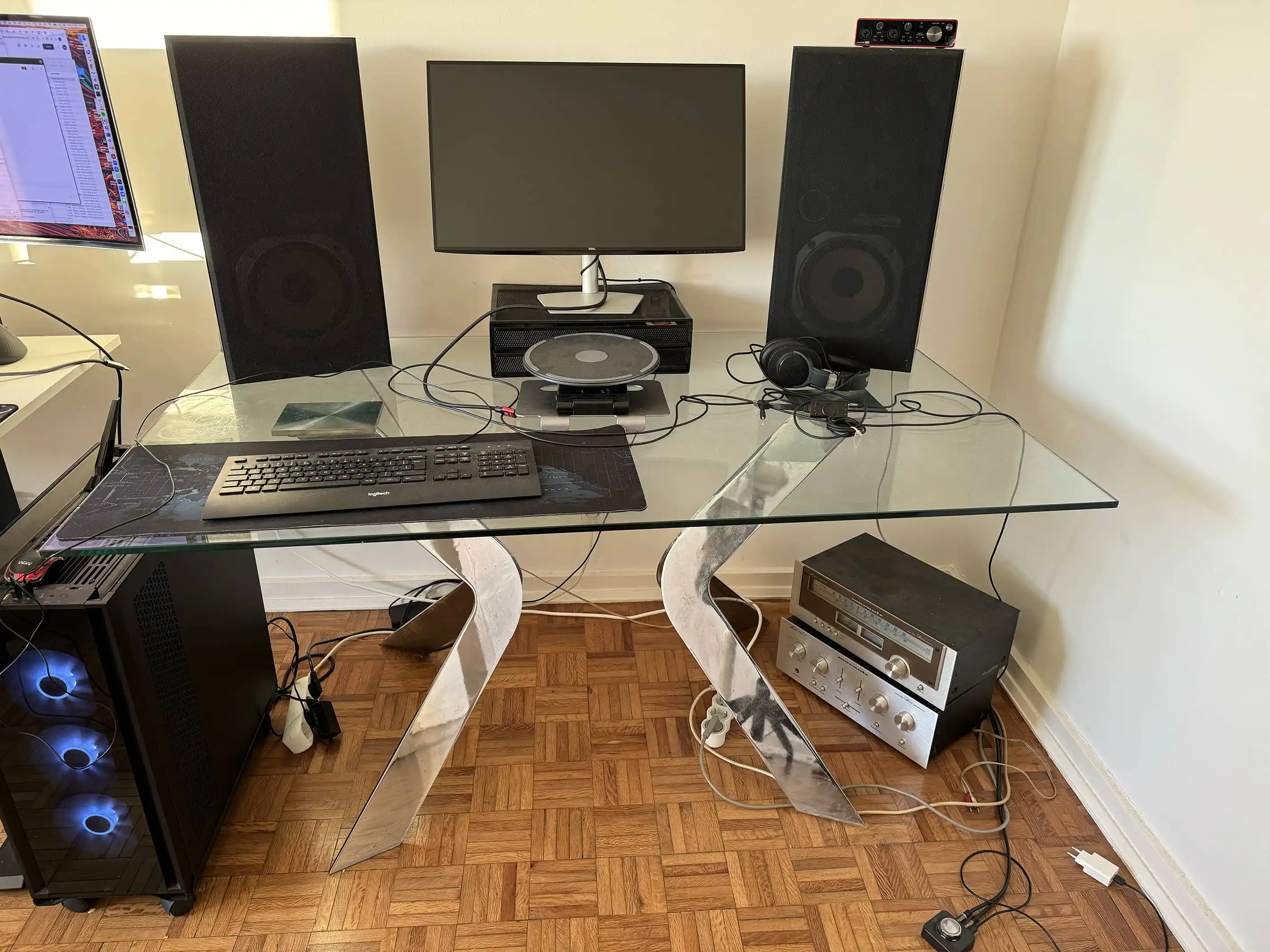 Glass table W 150 cm x L 90cm x H 76 cm with metal legs on sides
