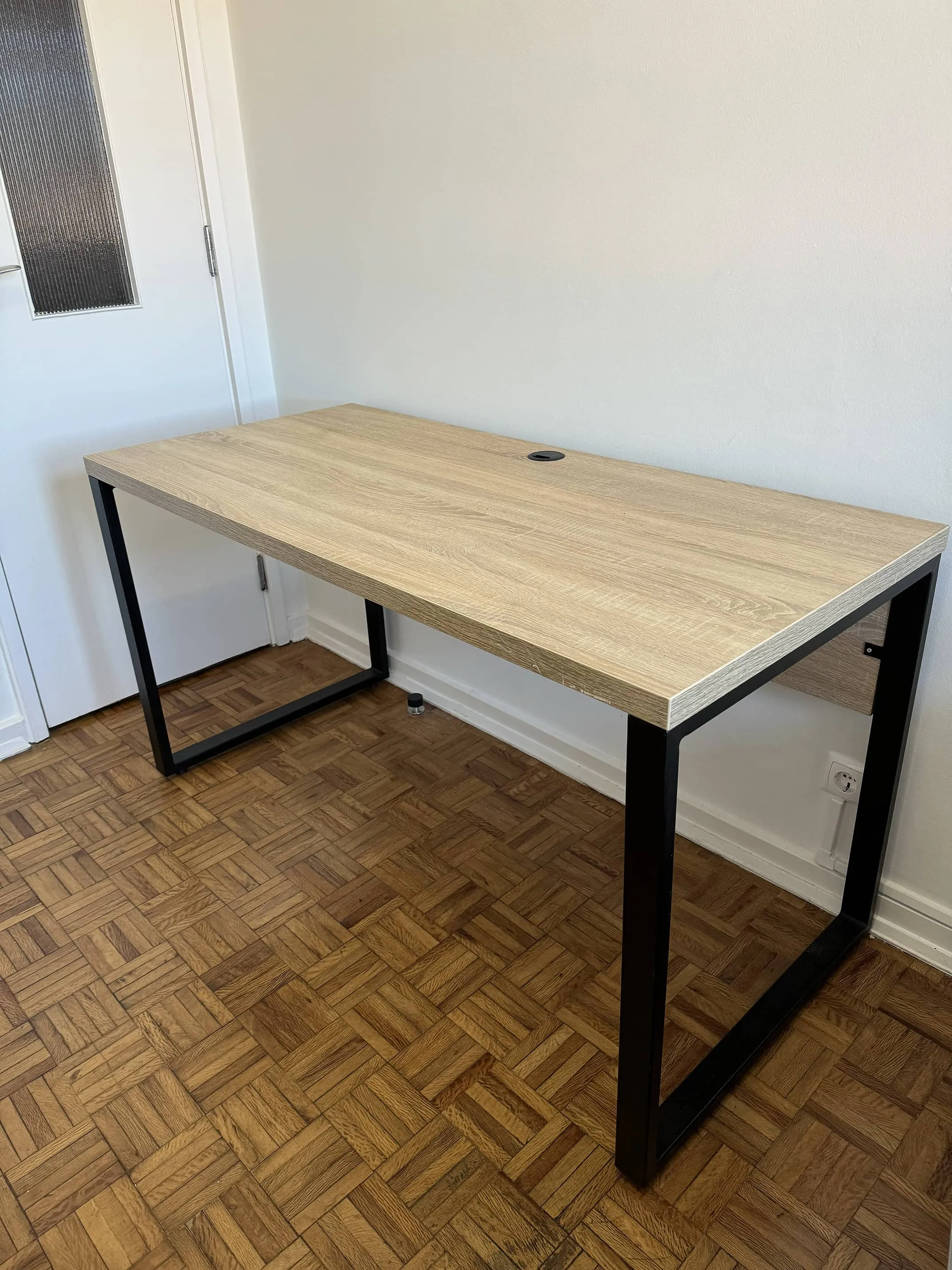 Wooden office table 138 cm x 65 cm with 1 hole for passing computer cables, only 1 available now !, photo 3