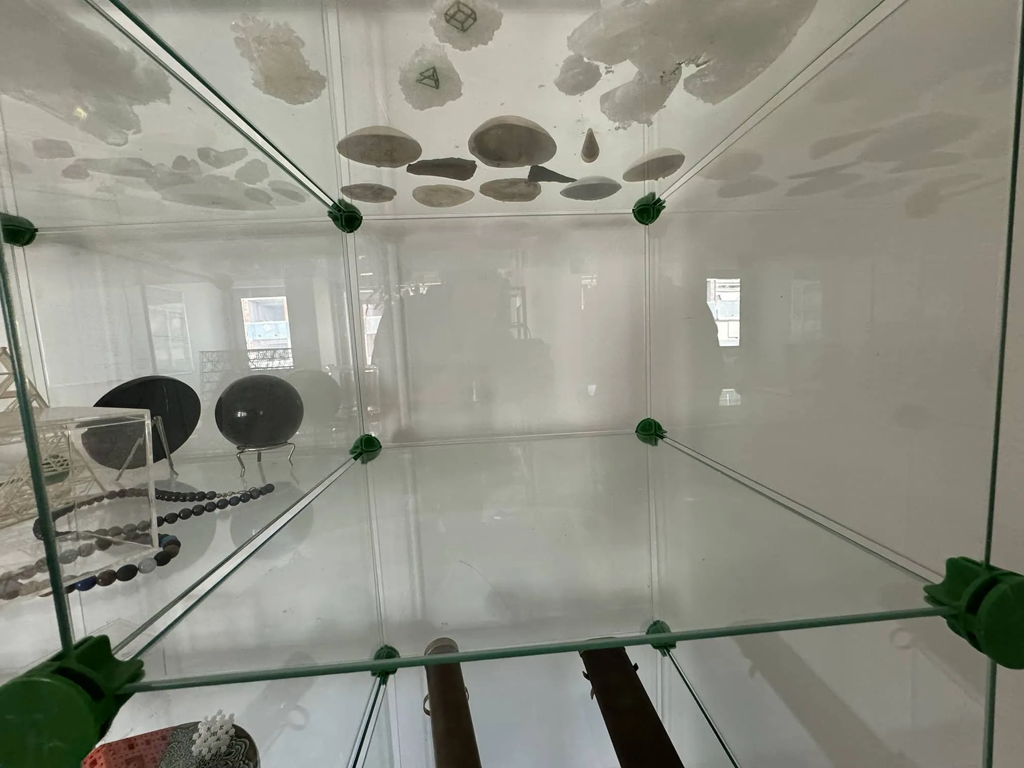 Glass vitrine for showing objects, 24 cubes easily configurable. Big one is Height 170cm Wide 110cm Deep 36cm, photo 5